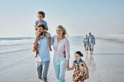 Vorm Familienurlaub gibt es viel zu bedenken. Die Ausweiskontrolle gehört dazu.