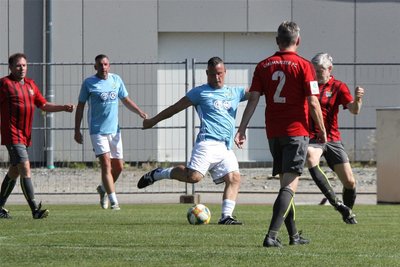 Ein Spiel der Traditionself des CFC (hier Jörg Laskowski am Ball) gegen eine Auswahl ehemaliger Sportschüler endete 4:4.