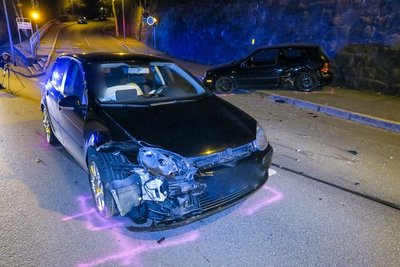 Aus bislang unbekannter Ursache sind in der Nacht zu Freitag zwei VW in Aue kollidiert.