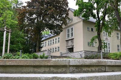 Für mehr Sicherheit prüft das Rathaus auch, der Schule einen zweiten, barrierefreien Zugang anzulegen.