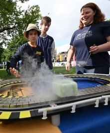 Supraleiterbahn am Stand der Westsächsischen Hochschule Zwickau.