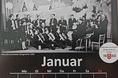 Das Akkordeonorchester Klingenthal 1966 vor winterlicher Kulisse mit seinem Gründer Erhard Uebel (rechts).