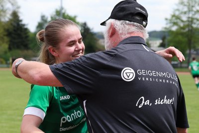 Merkurs Ina Zypro – hier umarmt von Trainer Steffen Petermann – beendet aus beruflichen Gründen ihre Laufbahn.