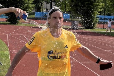 Thomas Ungethüm nahm beim Rundendrehen im Stadion jede Abkühlung dankend mit.