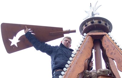 Nach dem Auf- erfolgt nun schon wieder der Abbau. Die Händler auf dem Plauener Weihnachtsmarkt, im Foto Felix Hickmann vom gleichnamigen Schaustellerbetrieb, sind frustriert und packen zusammen. 