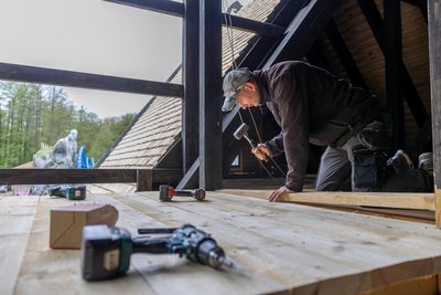 Handwerker wie Zsolt Bêzi haben an der neuen Achterbahn noch viel zu tun.