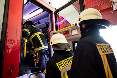 Wenn die Feuerwehr ausrücken muss, muss es schnell gehen. Sekunden können über Leben und Tod entscheiden. Im Bild: Dennis Gärtner, Robin Romrig, Felix Fröhlich (v.l.n.r.) von der FFW Zug.