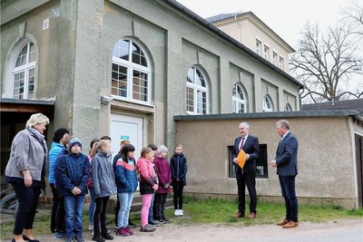 Dach und Fassade der Turnhalle sollen saniert werden. Dafür gab es vor kurzem den Förderbescheid. 