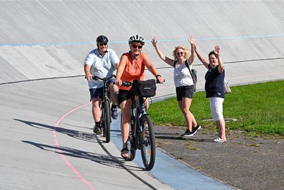 Kerstin und Andreas Finsterbusch trauten sich mit den eigenen Fahrrädern auf diue Radrennbahn. 