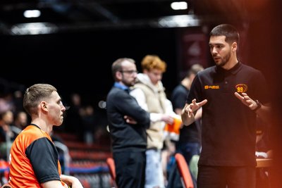 Seit Sommer 2023 ist Marko Stanojevic (rechts) als Athletiktrainer für die Basketballer der Niners Chemnitz (hier Kapitän Jonas Richter) zuständig. Der Serbe sagt: „Dass wir kaum Muskelverletzungen haben, ist Resultat unserer guten Arbeit. Aber natürlich auch ein wenig Glück.“