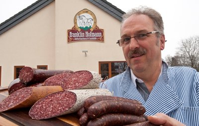 Bei Michael Hofmann gibt es Pferdefleisch, ordentlich deklariert. Dass der aktuelle Skandal seine Produkte in Verruf bringt, ärgert den Pferdefleischer. Doch baut er auf die Aufgeklärtheit seiner Kunden.