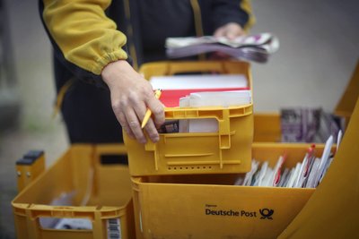 Ob je ein Postmitarbeiter die Briefe in Händen hielt, ist bislang ungeklärt.