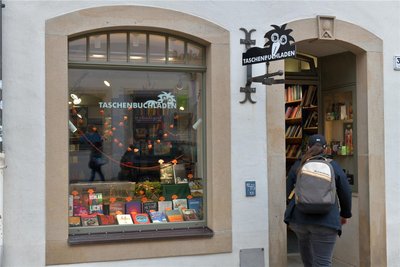 Regelmäßig gestaltet Heike Wenige das Schaufenster des Taschenbuchladens in der Burgstraße zu ausgewählten Themen.