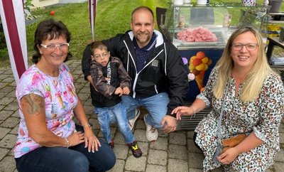 Christina Schilling, Ewen Wittig, Heiko Richter (Papa von Ewen) und Stefanie Wittig (Mama von Ewen) profitierten von der Eis-Flatrate im Seniorenzentrum Alloheim 