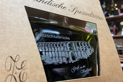 Wird schon fleißig für den Gabentisch gekauft: Den legendären Grünbitter von Zill und Engler Reichenbach gibt's seit ein paar Tagen in ganz neuer Aufmachung.