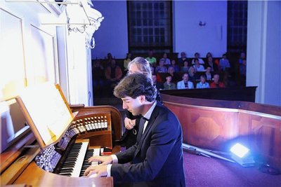 Zur Orgelnachtmusik beeindruckte Pascal Kaufmann rund 300 Besucher in der Augustusburger Stadtkirche St. Petri.