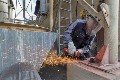 Vor dem Aufbau musste das baugleiche alte Silo abgebaut werden.