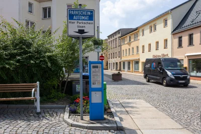 Auf dem Brühl kostet das Parken Geld. Tickets werden an einem Parkscheinautomaten gezogen.