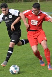 Der Lößnitzer Guido Hessmann (r.) kämpft in dieser Szene mit Markleebergs Chamsedin Lange um den Ball. 