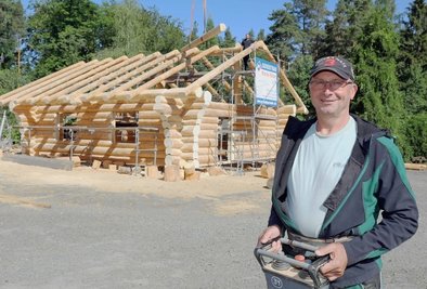Michael Huster bedient den Kran, mit dem das Blockhaus wieder auseinandergenommen wird.