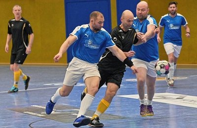 Der Neustädtler SV um Thomas Pechstein (M.), hier im Laufduell mit Ronny Papst (l.) und Christian Fritsche von Zwönitz-Affalter, siegte. 