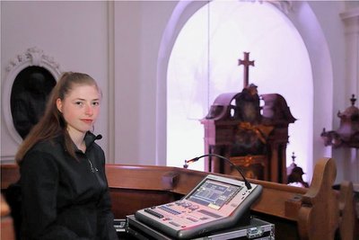 Nicola Brückner setzte am Mischpult die Stadtkirche lichttechnisch in den verschiedensten Farben perfekt in Szene.