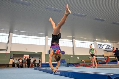 Etliche Sportarten stellten sich vor, hier zeigt Turnerin Lisa Wötzel eine Übung am Trainingsbalken. 