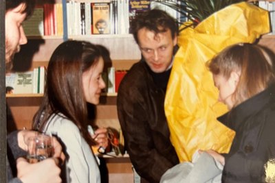 Am 12. November 1994 eröffnete Heike Wenige ihren Taschenbuchladen in der Burgstraße. Das Bild zeigt sie (l.) mit Gästen zur Eröffnungsveranstaltung.