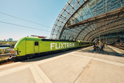 Flixtrain-Zug beim Halt in Berlin: Von Leipzig bis in die Bundeshauptstadt dauert es laut Fahrplan nur 75 Minuten.
