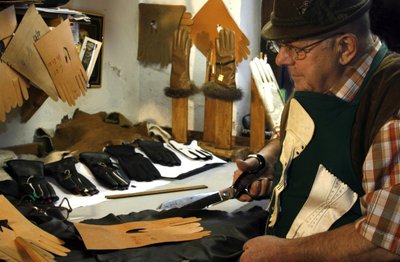 
              <p class="artikelinhalt">Beim Zuschneiden von Material anhand von Schablonen: Frank Zahor in seiner Werkstatt.</p>
            
