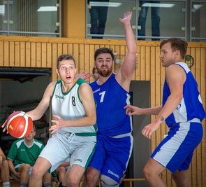 Clemens Kersten (l.), der im vergangenen Jahr noch für die HSG Mittweida auflief, warf im ersten Spiel für den TSV sieben Punkte. 