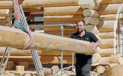 Christian Puffke dirigiert die Holzbalken auf ihren "Liegeplatz". 
