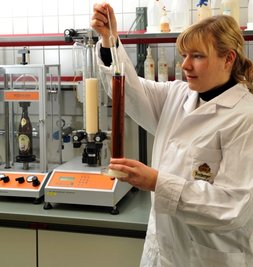 
              <p class="artikelinhalt">Brauer-Lehrling Carolin Dittrich misst im Labor der Brauhaus GmbH den Restextrakt des Bockbieres.</p>
            