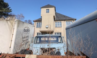 Das Gelände des alten Schleifmaschinenwerkes in Hartmannsdorf liegt seit Jahrzehnten brach. Zeitweise wurden Teile von Werkhallen und ehemaligen Bürogebäuden als Jugendklub und Vereinsdomizile genutzt. 