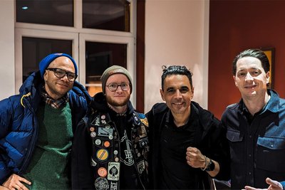 Die Aufnahme mit der kanadischen Rockband Danko Jones und Thomas Walther (2. v. l.) entstand 2023 in Leipzig.