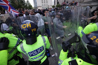 Nach dem Mord an drei Kindern in Southport halten die Proteste in Großbritannien an.