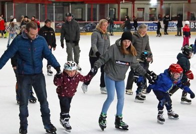 Familientag im Kunsteisstadion, das zu den bekanntesten Sportanlagen der Stadt gehört. Nicht wenige Besucher, die das Eislaufen mögen oder die Eispiraten bei ihren Spielen anfeuern, kommen aus der Region. 