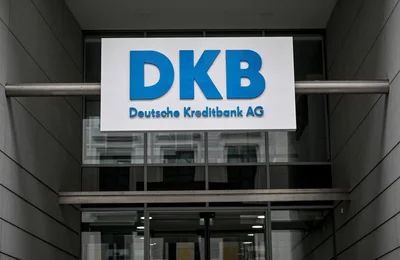 Filiale der DKB-Bank in Berlin. Bei Girokonten der Deutschen Kreditbank ist es zu fehlerhaften Buchungen gekommen. Grund sei eine technische Störung, sagte ein Unternehmenssprecher.
