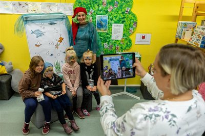 Als Erinnerung an den bunten Bastelnachmittag mit Geschichten von Otfried Preußler gab es ein Foto mit Isabel Eisermann, die als Wassermann verkleidet aus dem gleichnamigen Kinderbuch Preußlers gelesen hat.