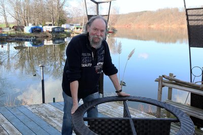 Andreas Schmalfuß aus Auerbach hat bereits klar Schiff in seiner Unterkunft gemacht. Seit 30 jahren campt der Vogtländer an der Koberbachtalsperre.