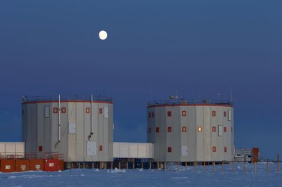 Misstrauen und Konflikte verstärken sich über die Dauer der Isolation. 