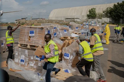 Die EU unterstützt die Bekämpfung von Ebola mit Hilfsgütern (Archivbild)
