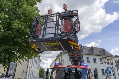 Mit der Drehleiter ging es für das Brautpaar Lydia und Philipp Karkowski in luftige Höhe.
