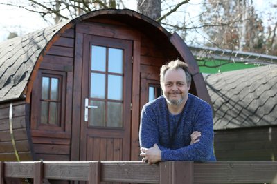 Vereinschef David Kühnler vor einem der Wohnfässer, die gern von Tagestouristen gebucht werden.