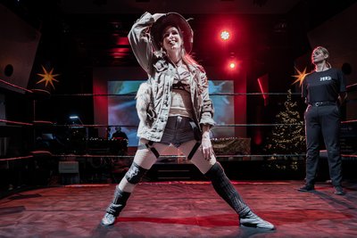 Beim Wrestling-Event am Samstag im Chemnitzer „Kraftverkehr“ wird auch Weltmeisterin Celine Faery aus Paris dabei sein.