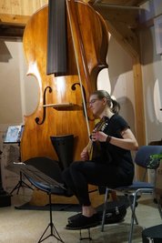 Die Mandolinenspielerin Antonia Platzdasch hat am Freitag das Festjahr zum 140-jährigen Bestehen des Musikinstrumenten-Museums in Markneukirchen eröffnet.