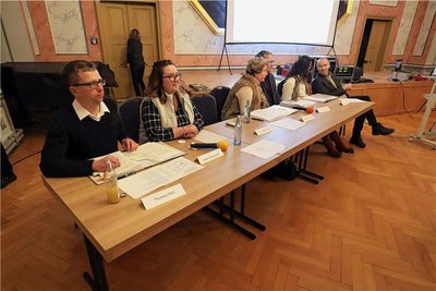 Im Podium saßen Mediziner und Nichtmediziner. Sie standen für Fragen zur Verfügung. 