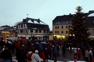 Ein einstündiges Bühnenprogramm auf dem Zwönitzer Markt beendete den weihnachtlichen Lichterglanz. Punkt 18 Uhr hieß es: Licht aus!
