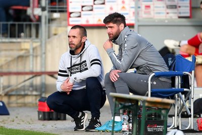  Co-Trainer Niklas Hoheneder (r.), im Gespräch mit Cheftrainer Christian Tiffert, verlängert beim Chemnitzer FC. Foto: Imago