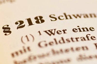 Nach Paragraf 218 im Strafgesetzbuch sind Schwangerschaftsabbrüche rechtswidrig. 